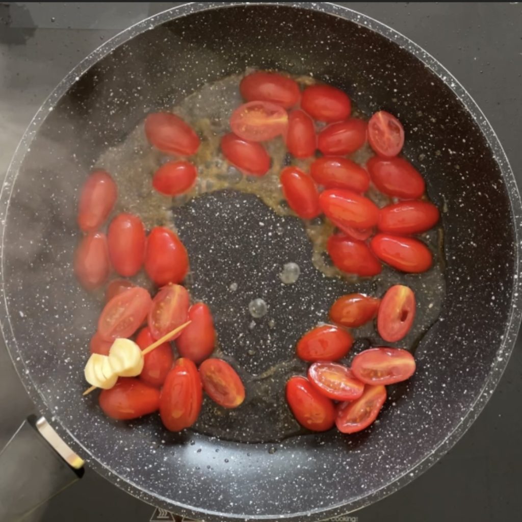 Macarrão com atum e tomatinhos