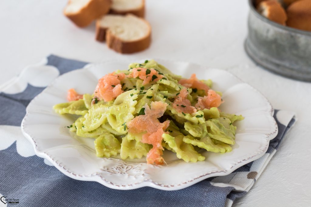 Massa com creme de abacate e salmão