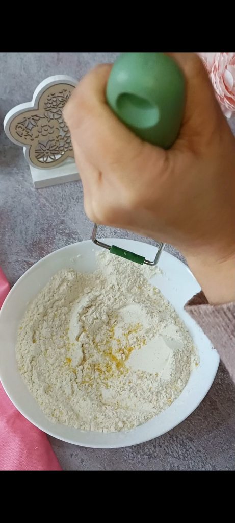 Numa outra tigela misture os ingredientes secos