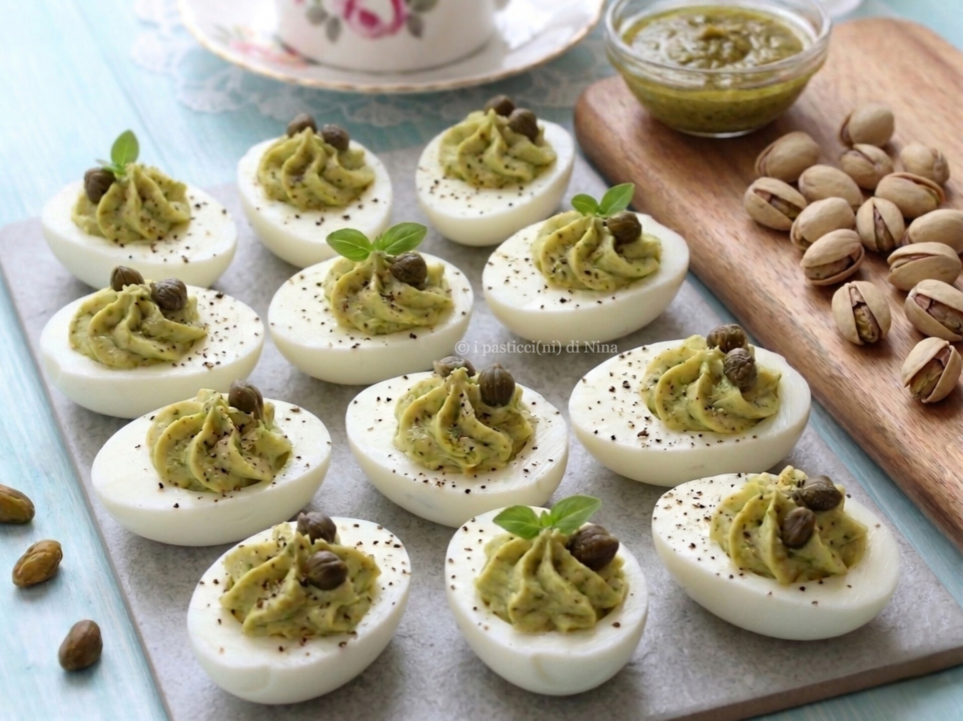 OVOS COZIDOS RECHEADOS COM PESTO DE PISTACHE