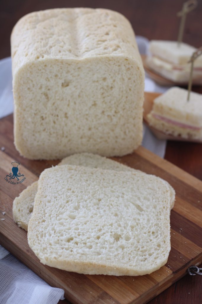 Pão para sanduíches com a máquina de pão