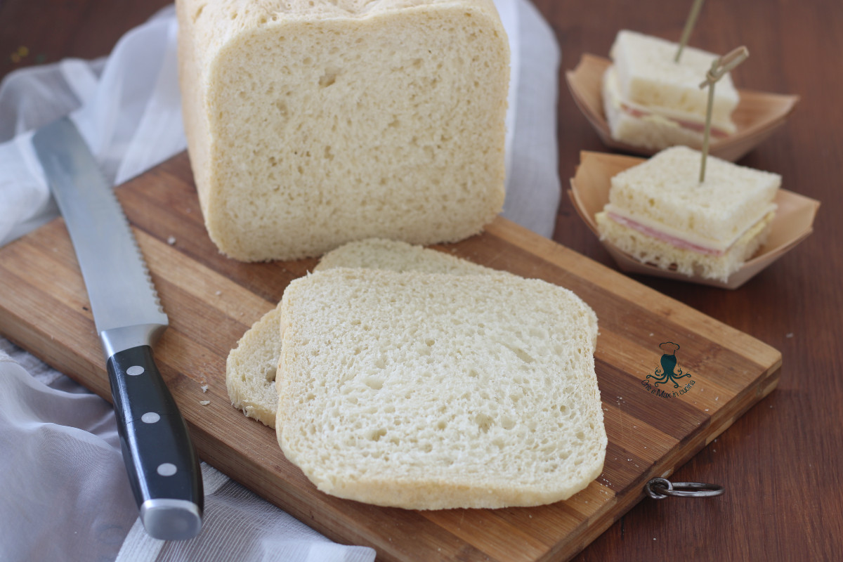 Pão para sanduíches com a máquina de pão