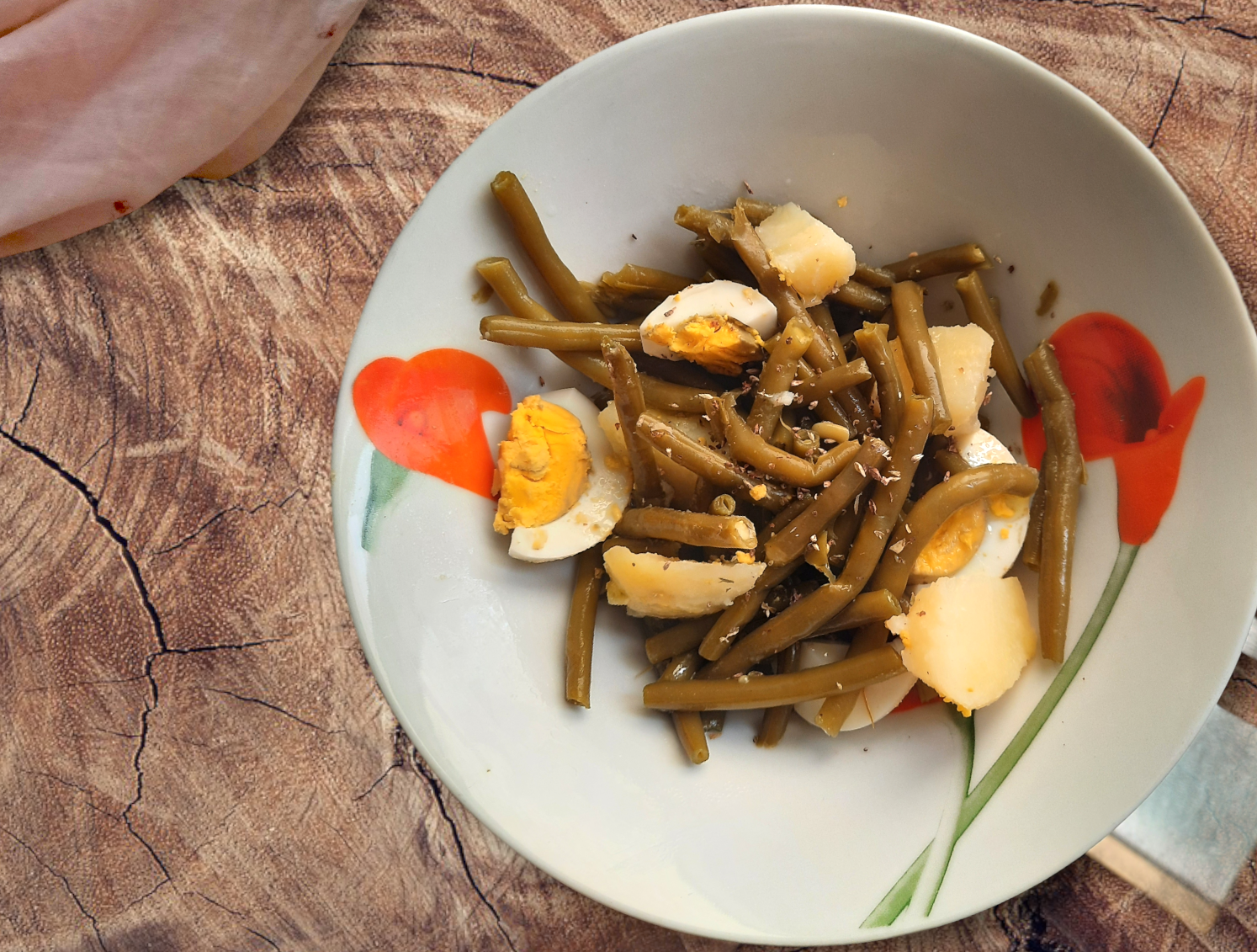 Salada de vagem com batatas e ovos