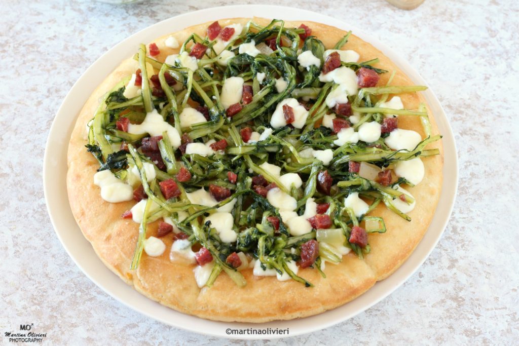 Pizza com cicória, salame e queijo