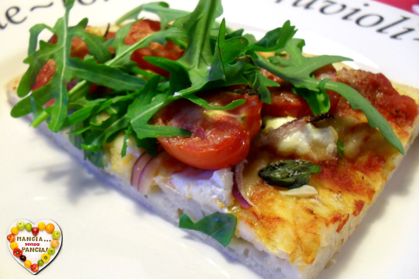 Pizza com tomate-cereja, rúcula e queijo de cabra