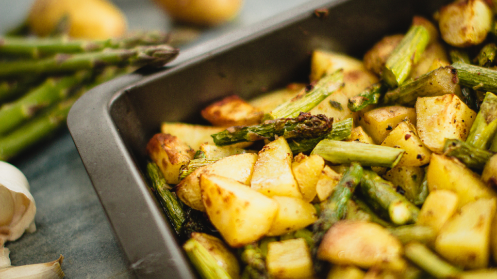 Aspargos e batatas assadas receita fácil e rápida acompanhamento vegetariano