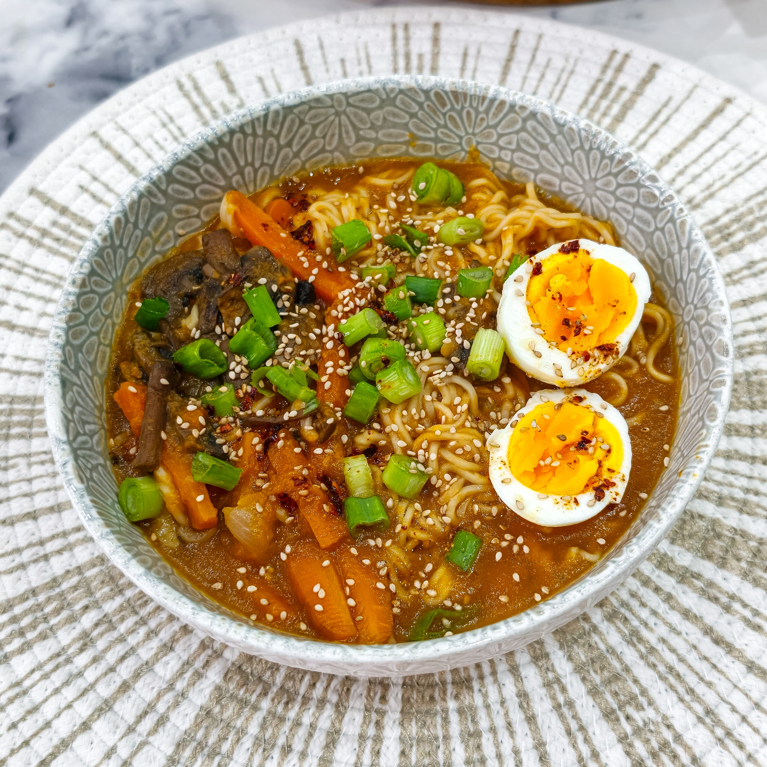 Ramen vegetariano de abóbora e miso: cremoso, rápido e cheio de umami