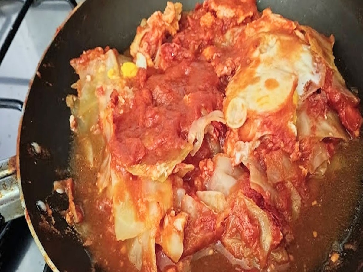Repolho refogado na frigideira com ovos e tomate receita da Puglia