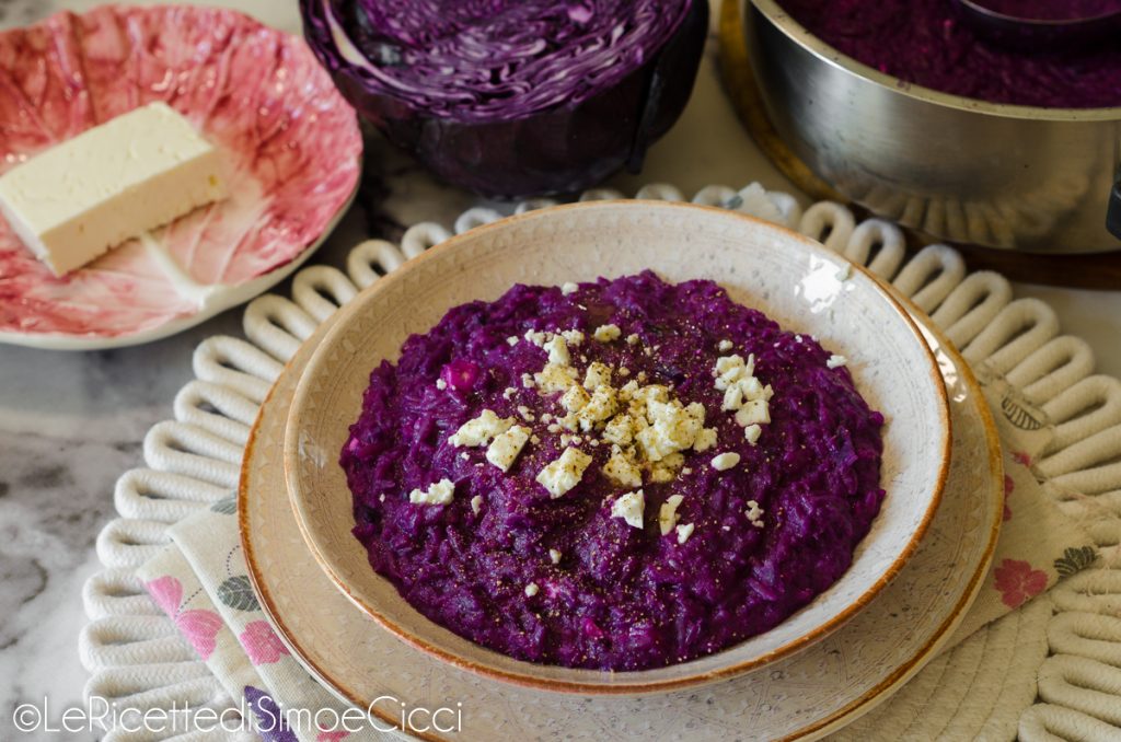 Risoni com creme de repolho roxo e feta em uma única panela