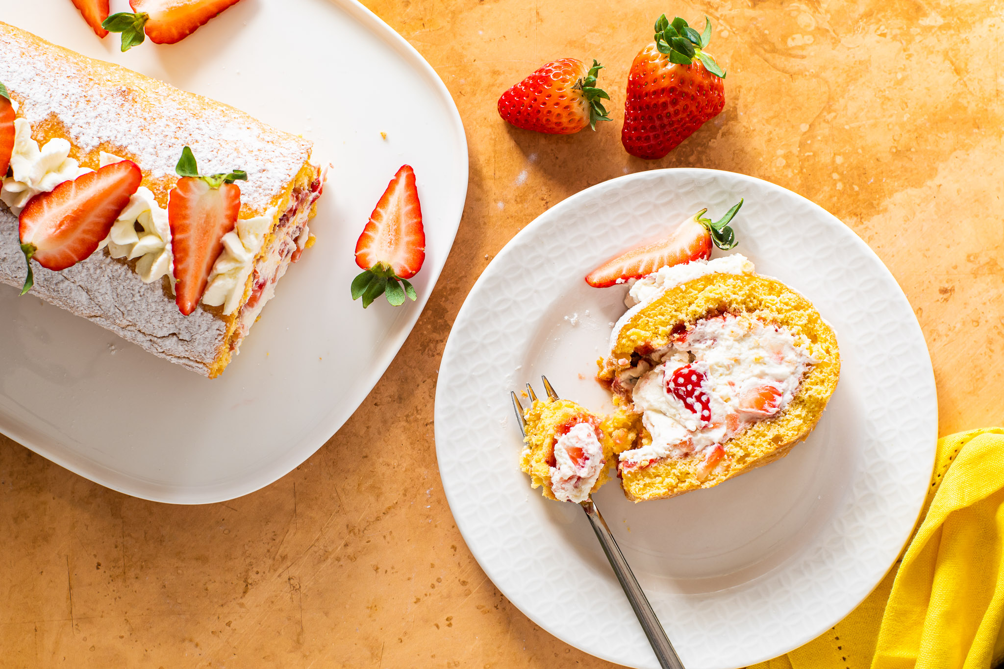 Rocambole com chantilly e morangos