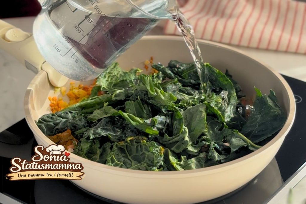 Sopa de cereais, leguminosas e couve negra em cozimento