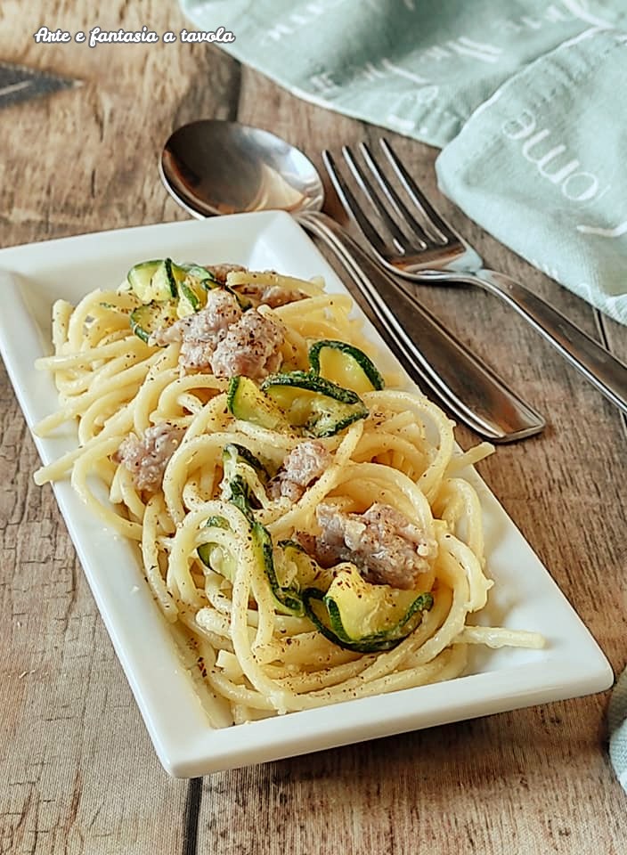 Spaghetti salsicha abobrinha e gorgonzola