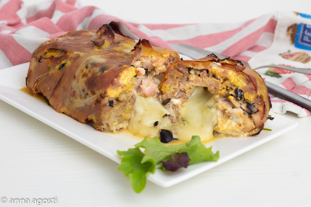 Terrina de Peru e Queijo envolta em presunto