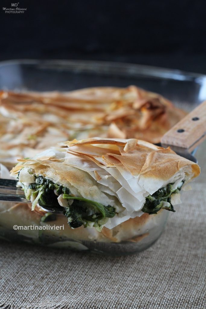 Torta salgada de massa filo com legumes e feijão