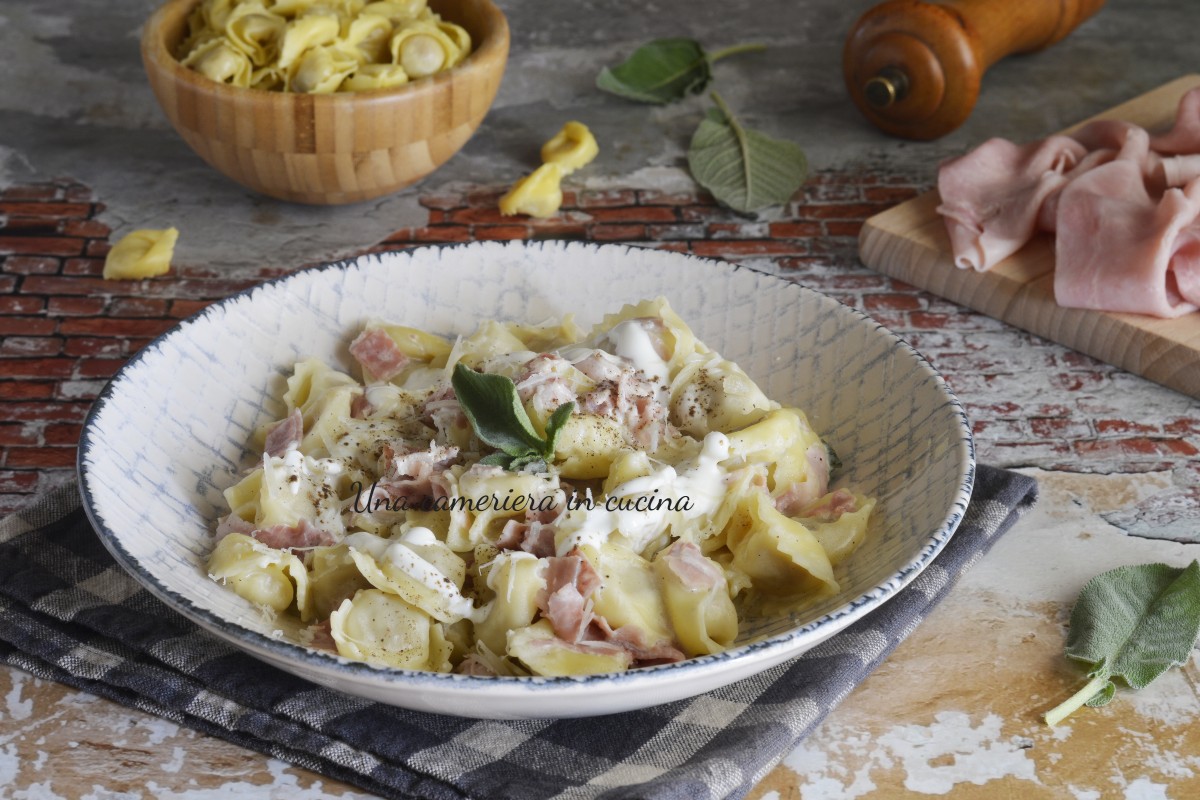 Tortellini com presunto e creme de leite