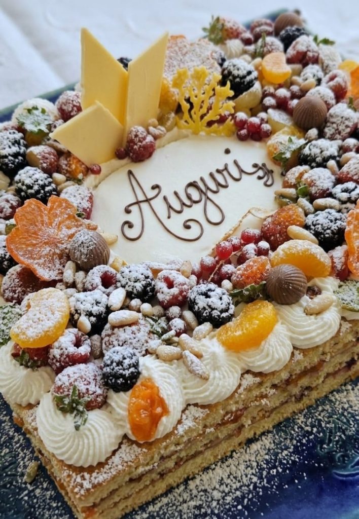 Bolo Delícia com creme de confeiteiro, frutas e chantilly