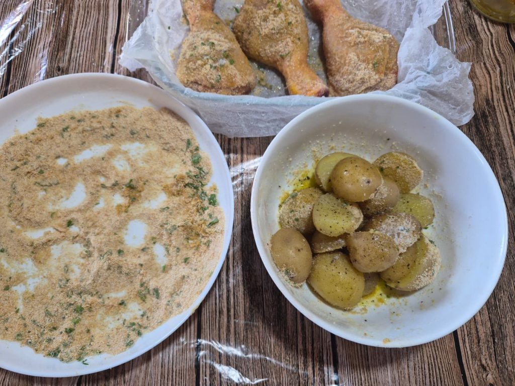 Coxas e sobrecoxas de frango gratinadas com batatas crocantes na friggitrice ad aria o forno