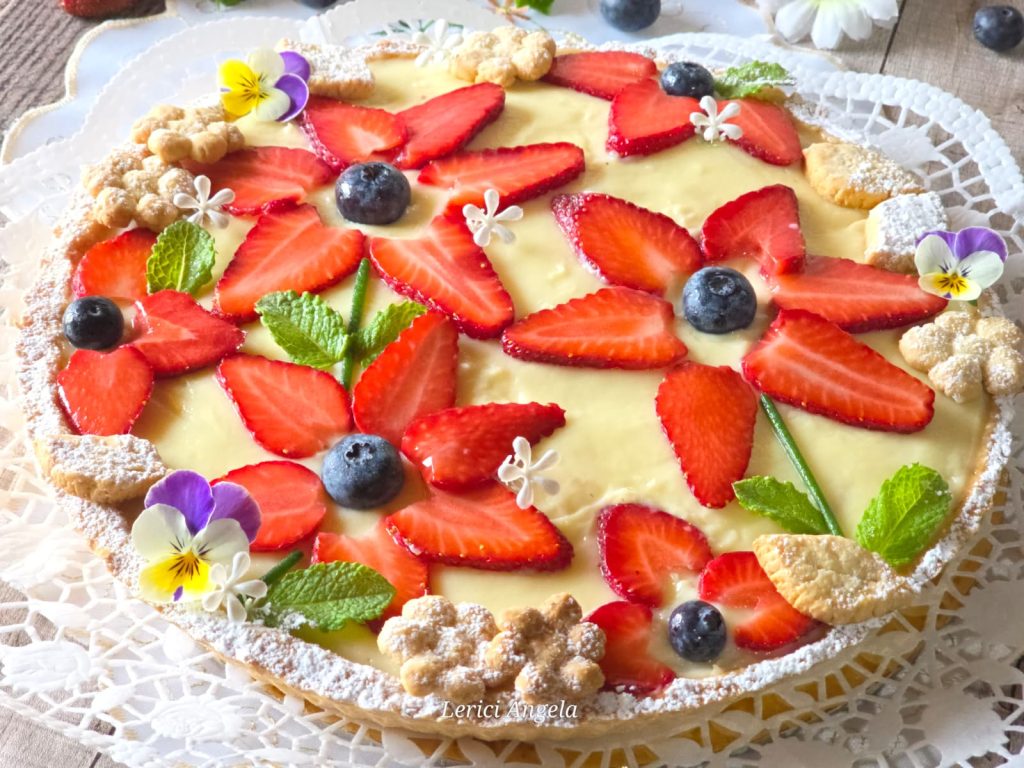 Torta Primavera com creme e decorações de frutas em formato de flores