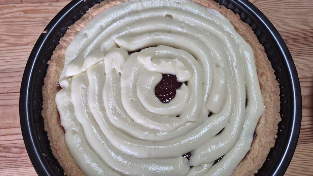 Torta Primavera com creme e decorações de frutas em formato de flores