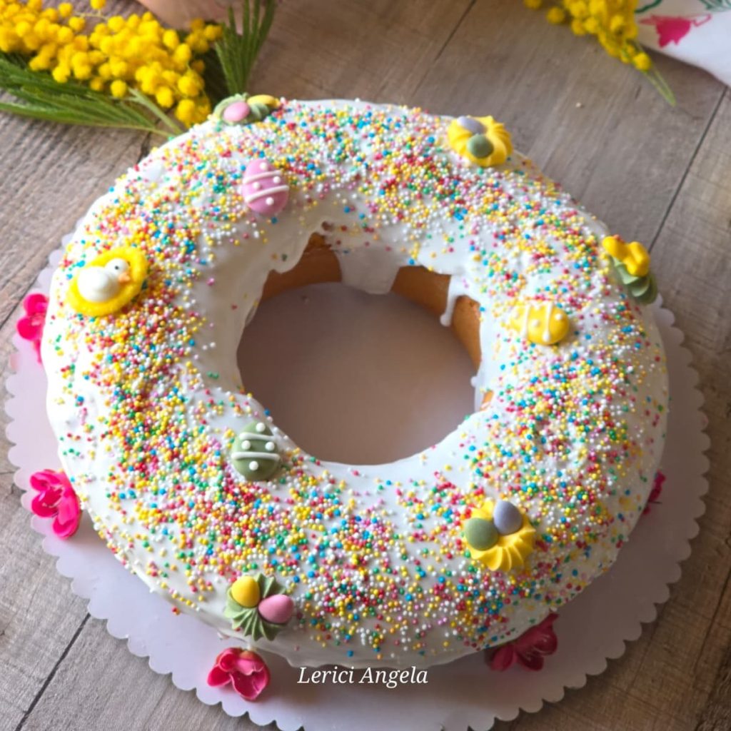 Rosca de Páscoa com glacê branco