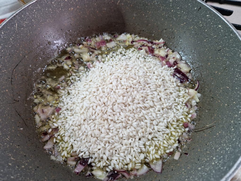 Risoto cremoso com alcachofras e frutos do mar