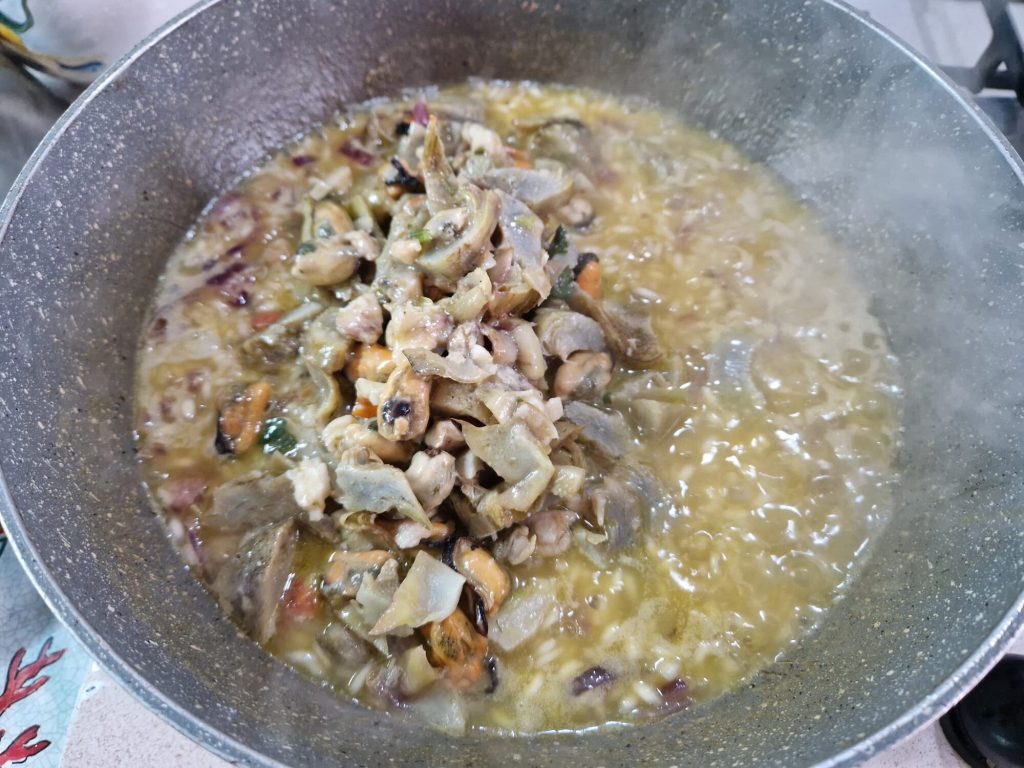 Risoto cremoso com alcachofras e frutos do mar