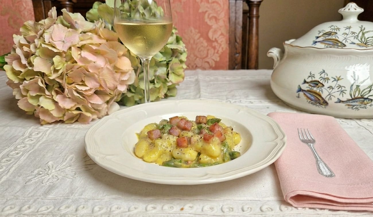 Nhoque cremoso com aspargos e pancetta crocante