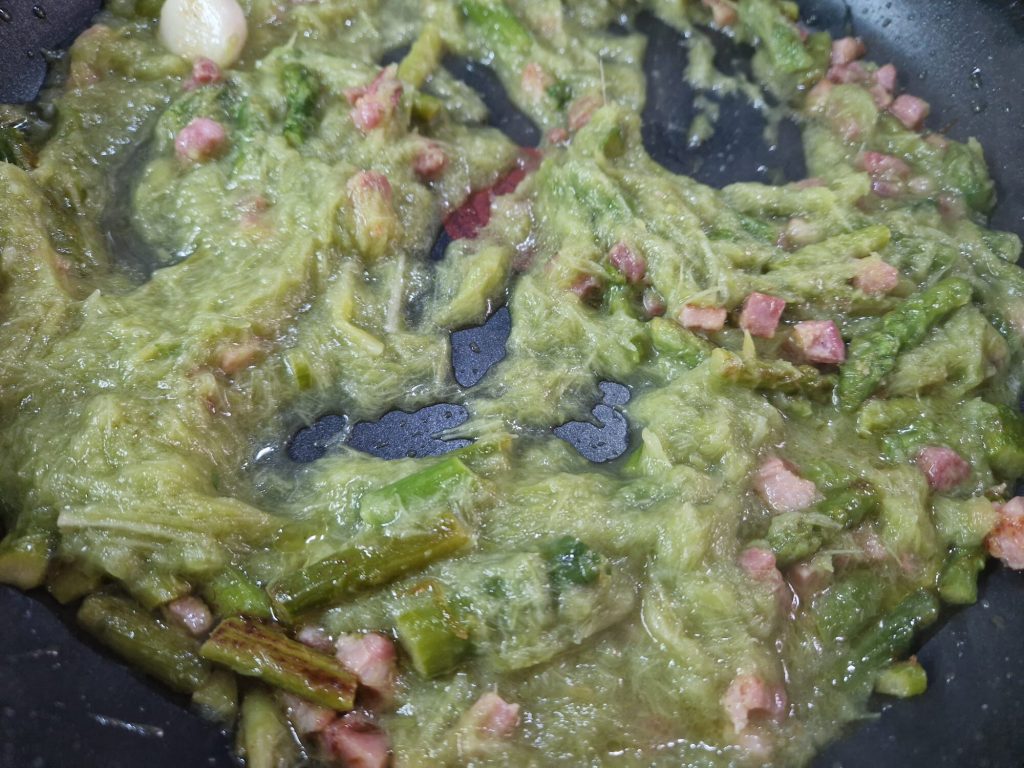 Nhoque cremoso com aspargos e pancetta crocante