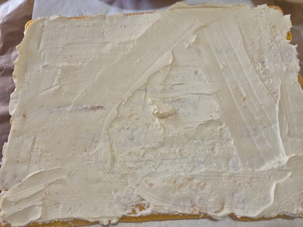 Rolo de Savoiardi com Morangos — sobremesa sem forno pronta em 15 minutos