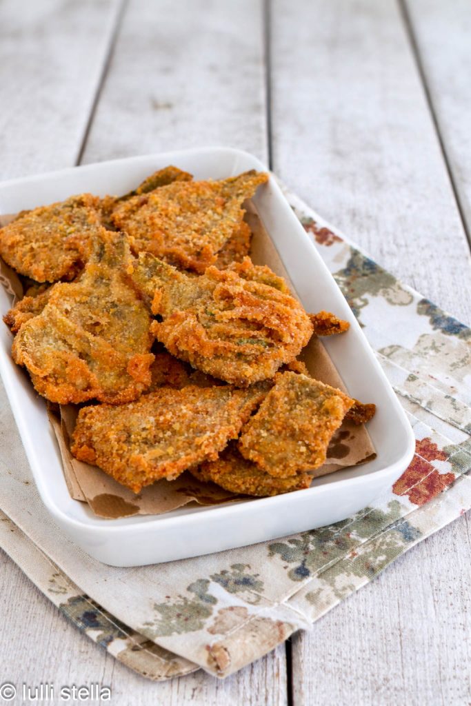 alcachofras fritas douradas crocantes