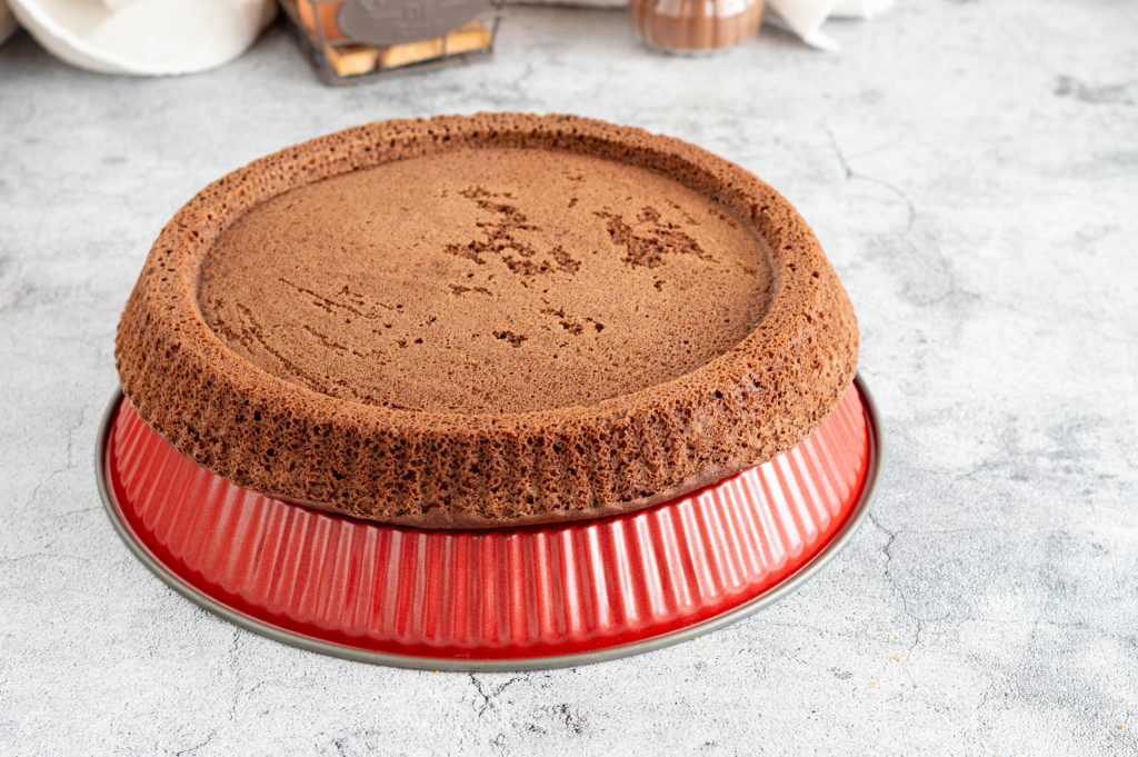 base para torta macia de cacau sem glúten assada na forma furba