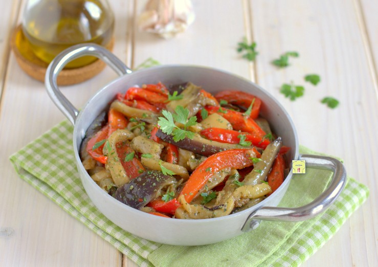 Berinjelas e pimentões na frigideira