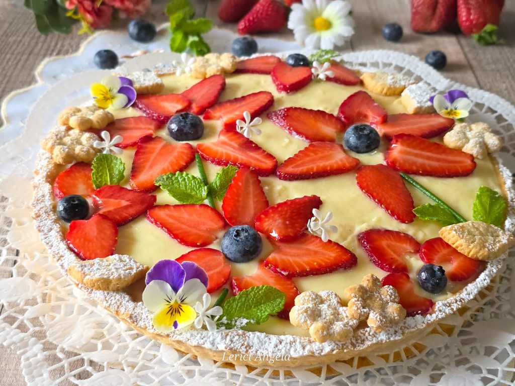 Torta Primavera com creme e decorações de frutas em formato de flores