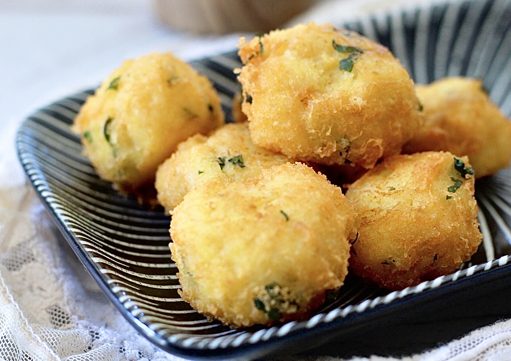 Receita rápida de bolinhos de bacalhau dessalgado e batata.