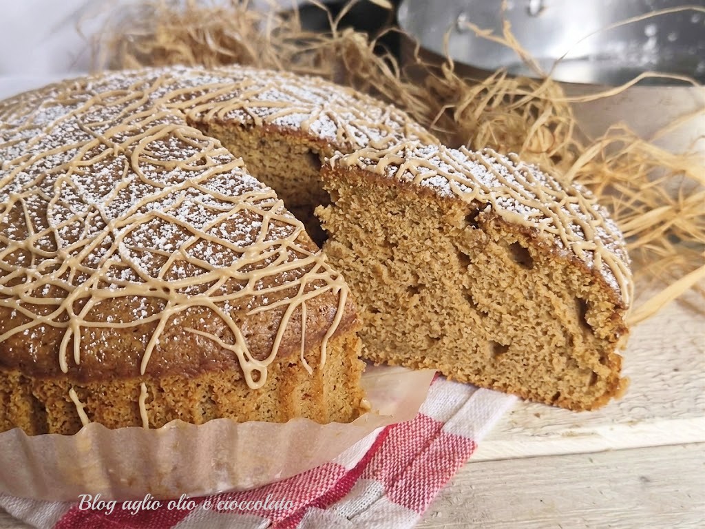 Fatia de bolo de cappuccino macia com chantilly