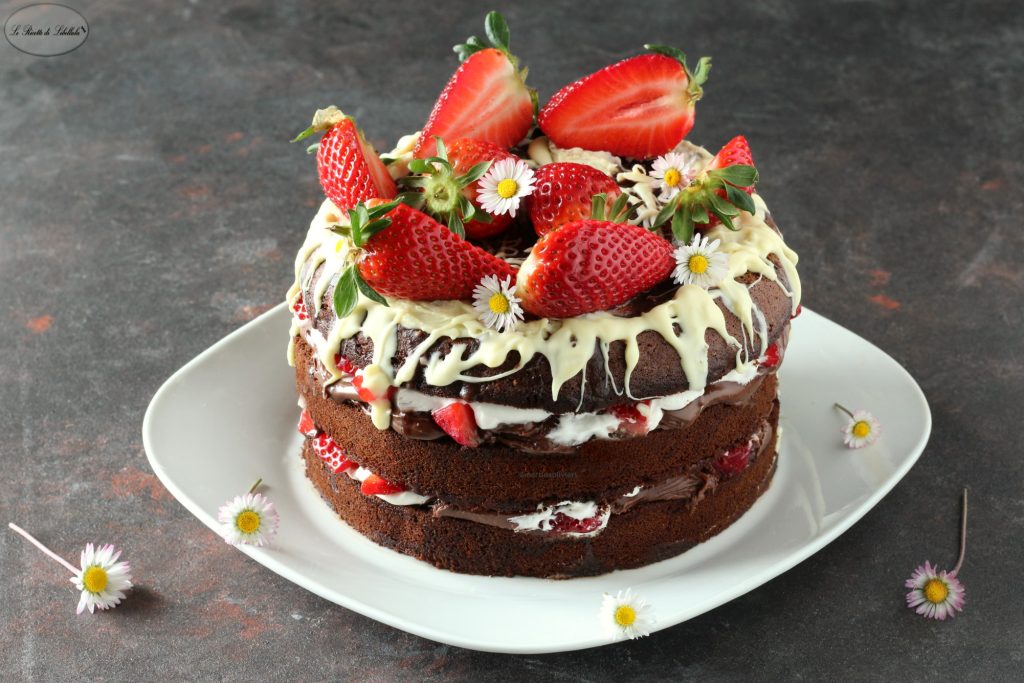 Bolo de chocolate, chantilly e morangos