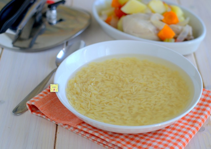 Caldo de frango na panela de pressão