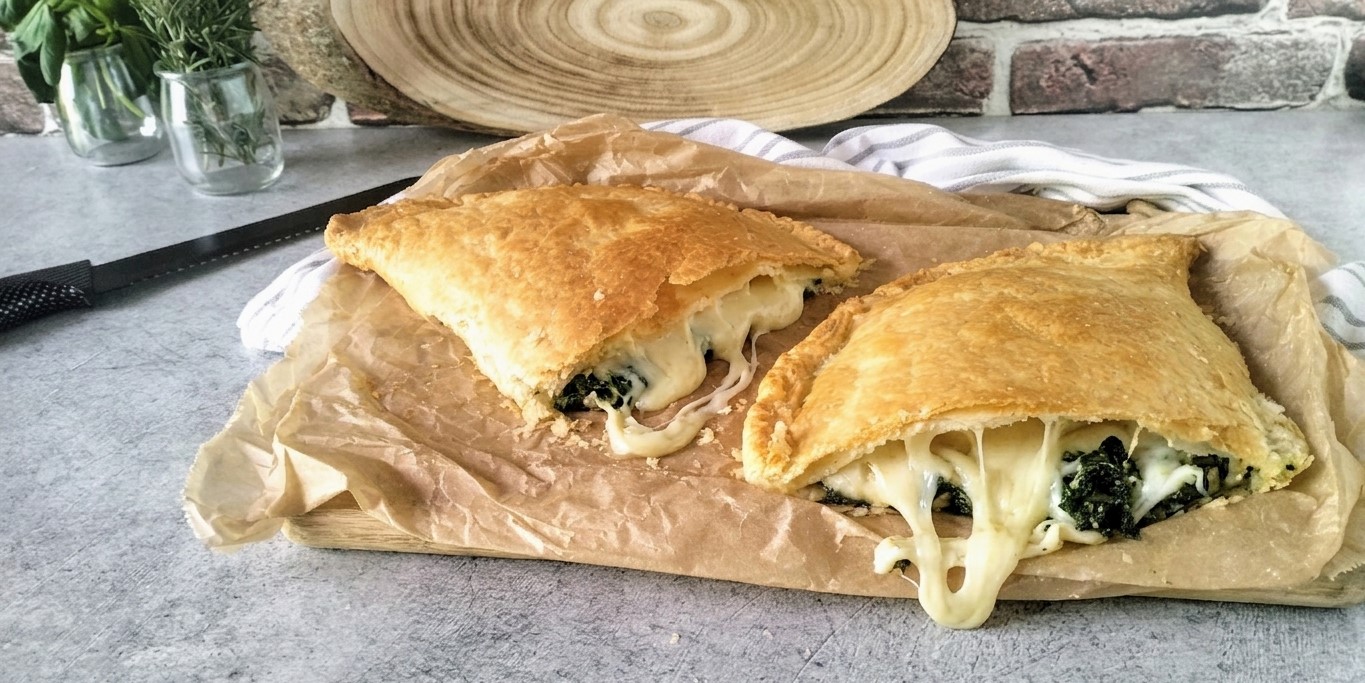 Calzone de massa folhada com espinafre e batata: o rústico gostoso e com queijo puxando que você não espera
