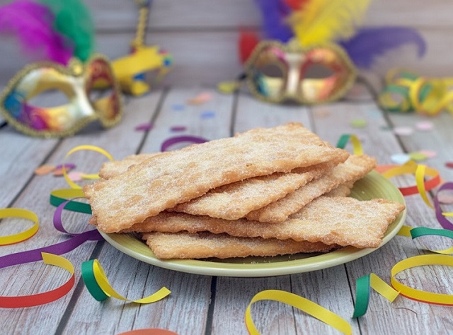 CHIACCHIERE ASSADAS FRIÁVEIS E CROCANTES