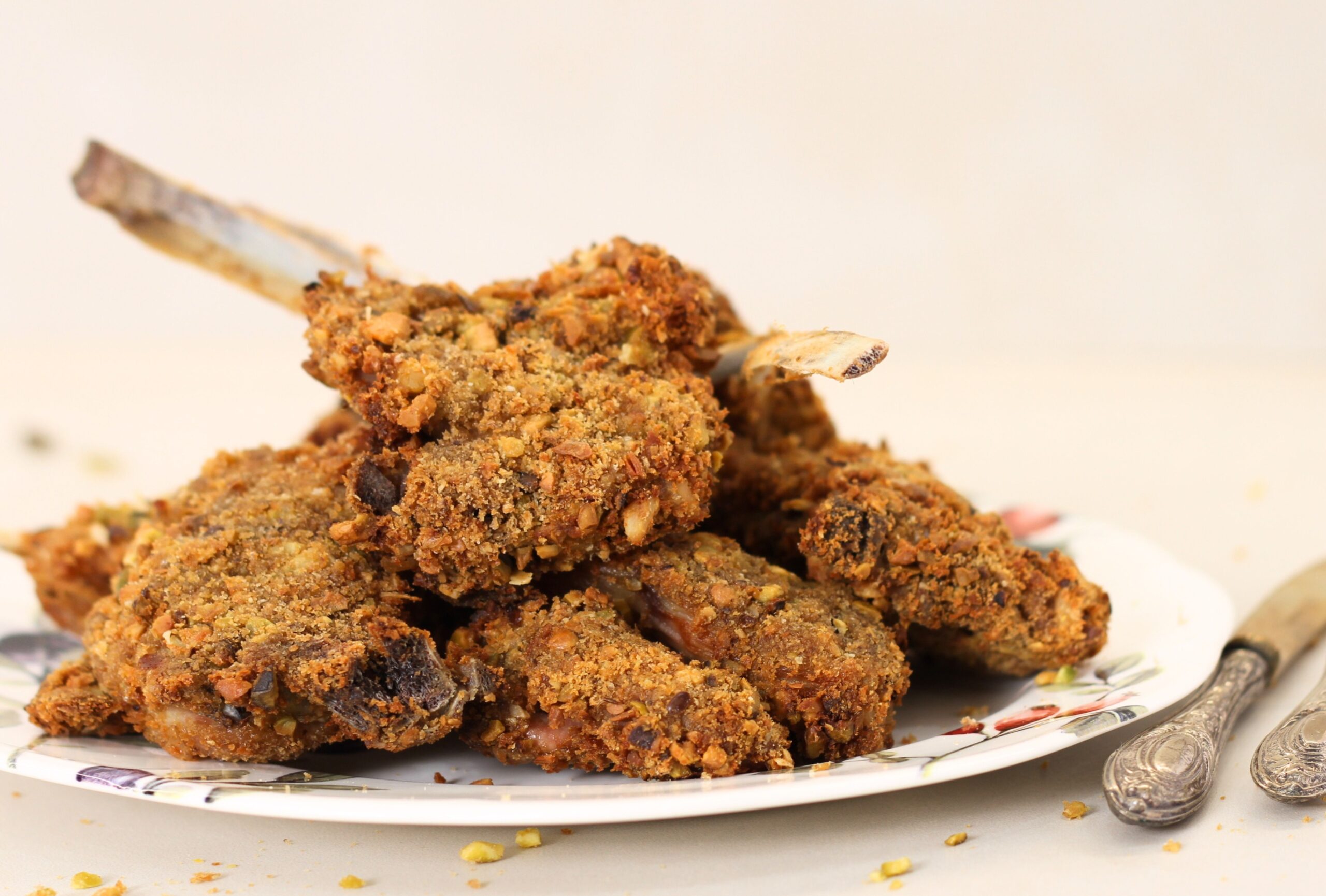 Costeletas de cordeiro ao pistache crocantes na airfryer - Receitas ...