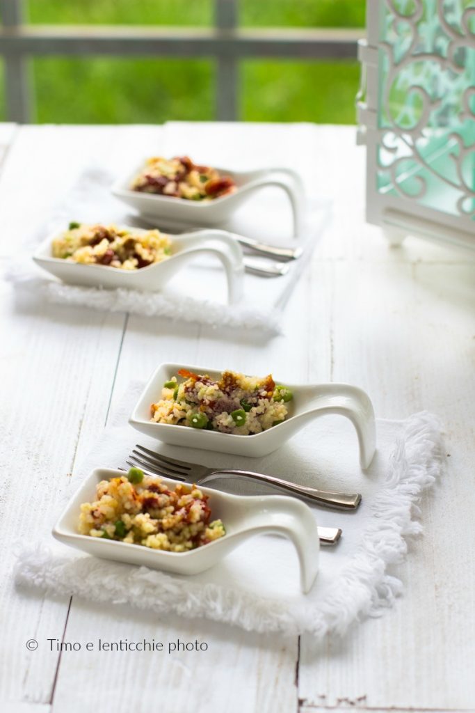 couscous em finger food com ervilhas e tomatinhos secos