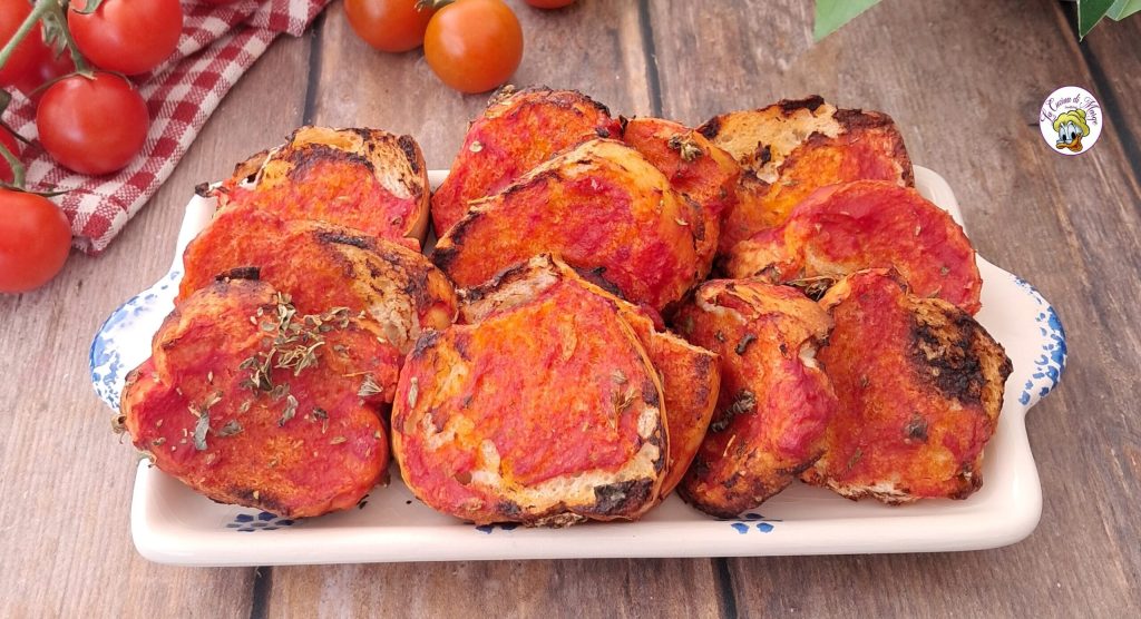 Crostini de tomate e orégano