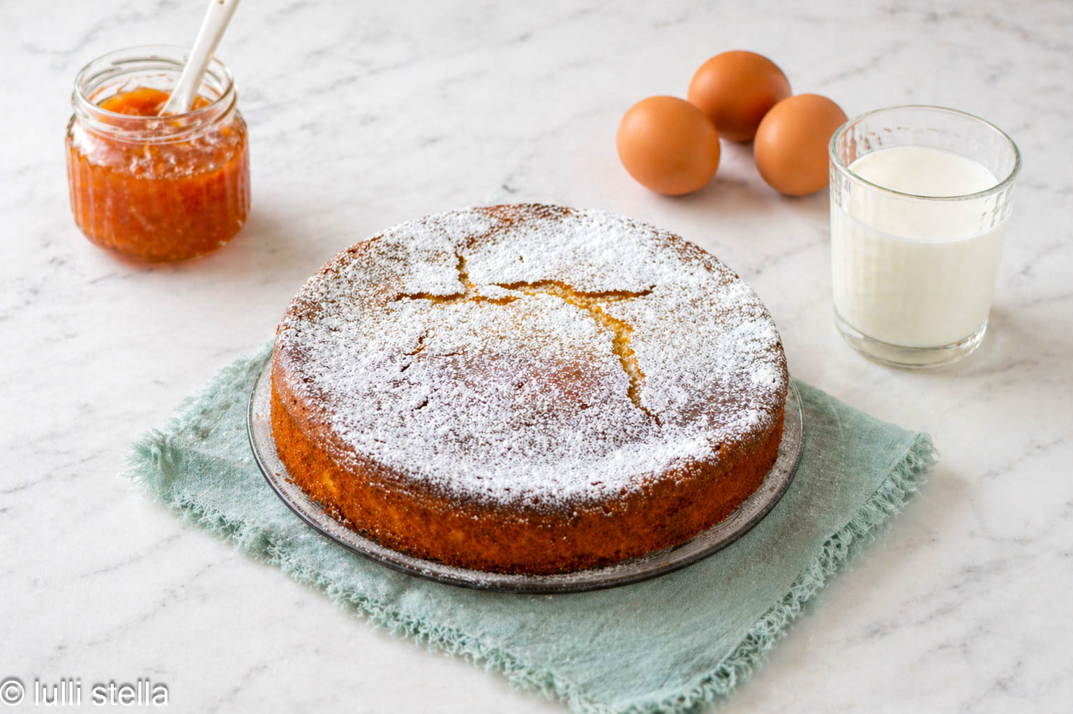 Bolo despejado com farinha de arroz sem glúten e recheio cremoso de geleia
