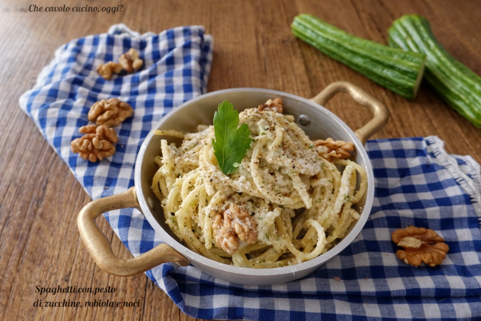 Espaguete com pesto de abobrinha, robiola e nozes: receita cremosa pronta em 20 minutos