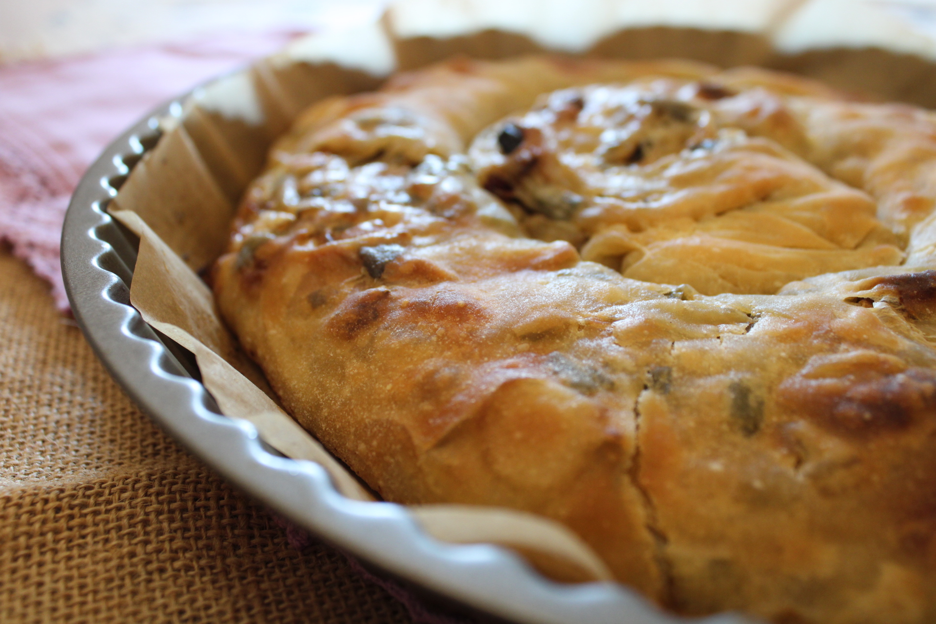 Focaccia ‘mbrigliata com anchovas e uva passa.