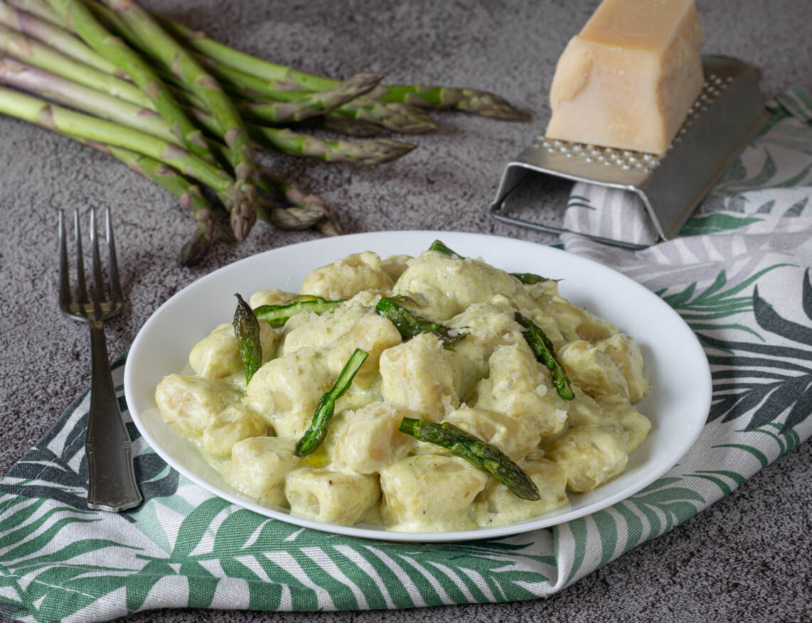 Gnocchi com creme de aspargos