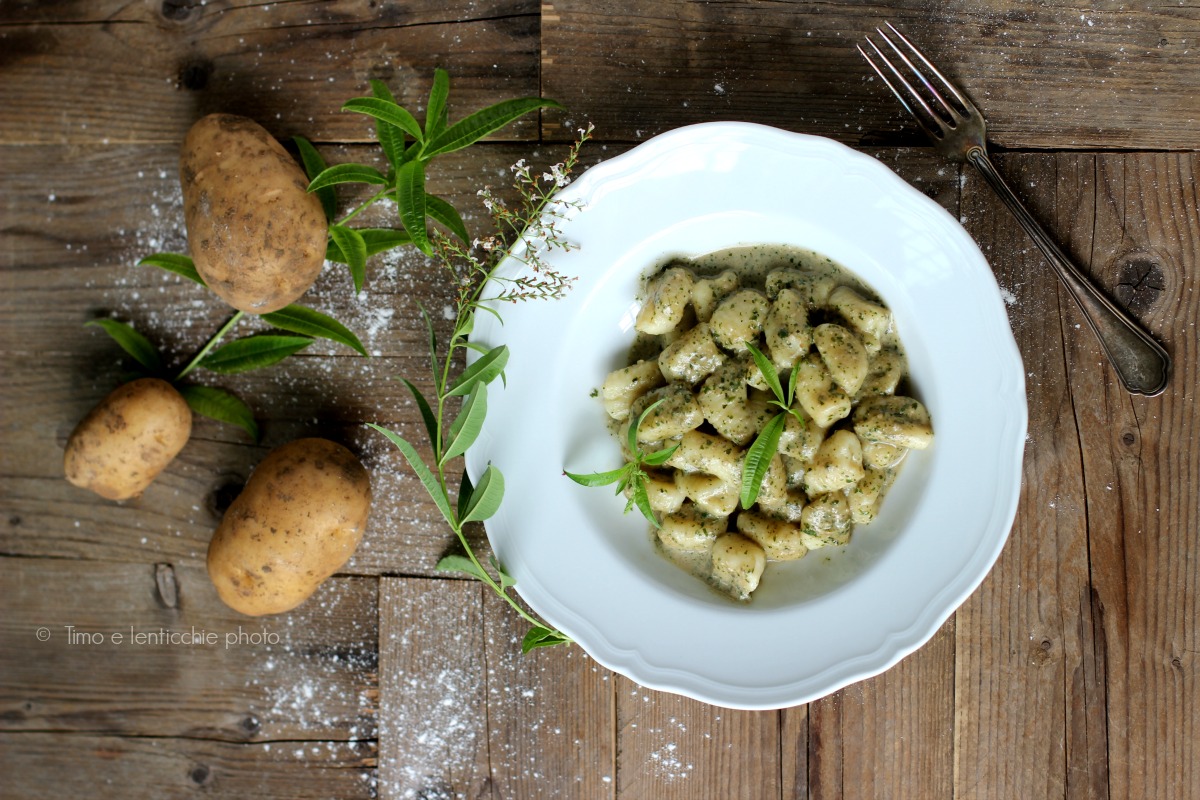 Gnocchi de batata com creme de erva-cidreira