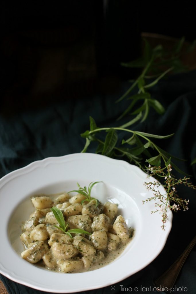 Gnocchi de batata com creme de erva-cidreira