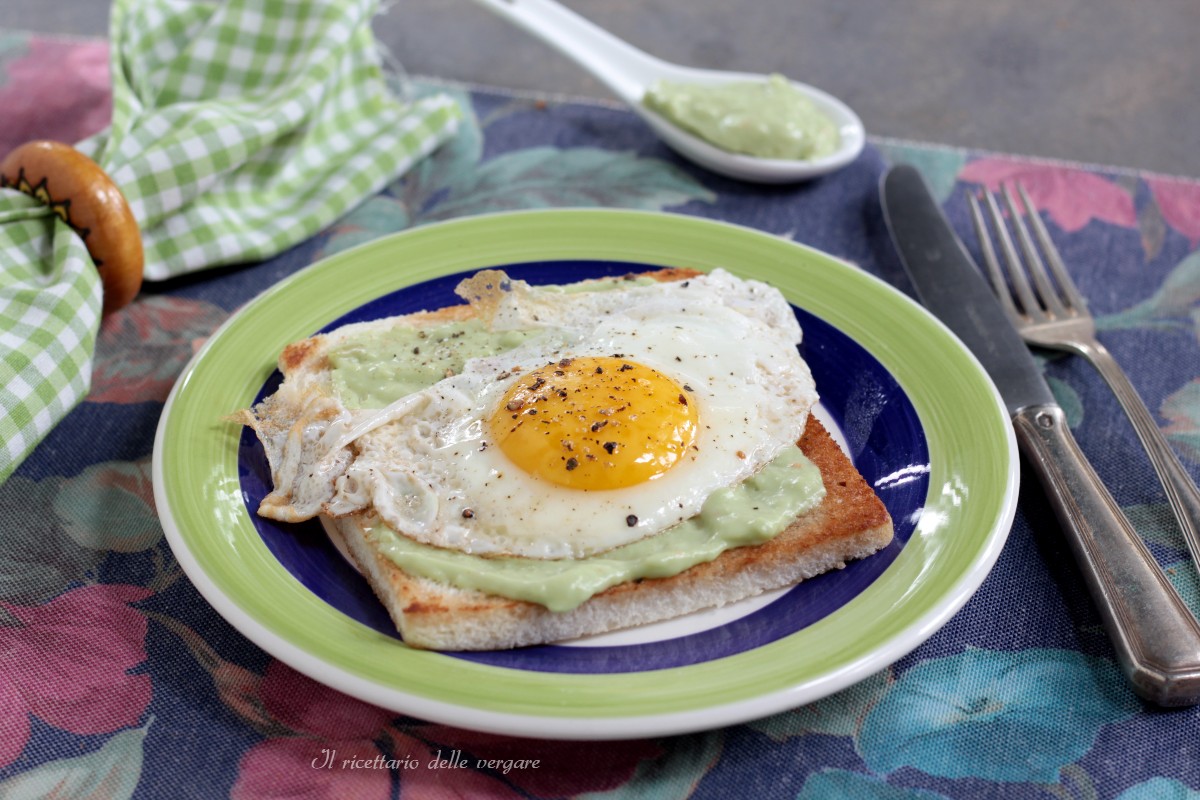 Guacamole toast com ovo: a versão fácil do avocado toast