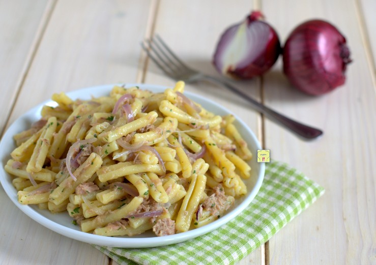 Macarrão com atum e cebola